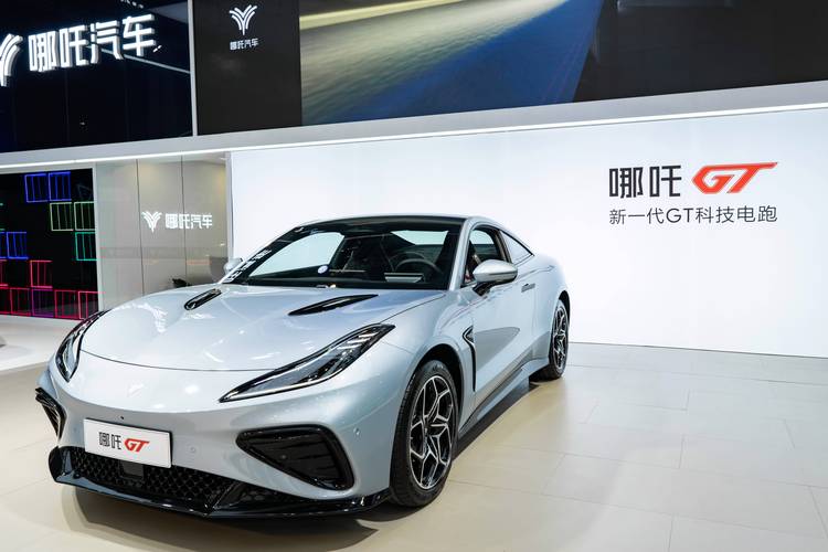 成都41哪吒汽车在智能汽车领域的表现，领途汽车在新能源汽车市场中的影响力